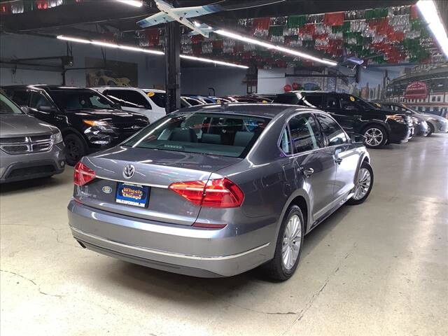 2016 Volkswagen Passat in Chicago, IL 60659 - 2329952 5