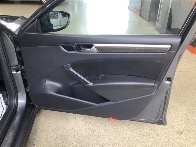 2016 Volkswagen Passat in Chicago, IL 60659 - 2329952 22