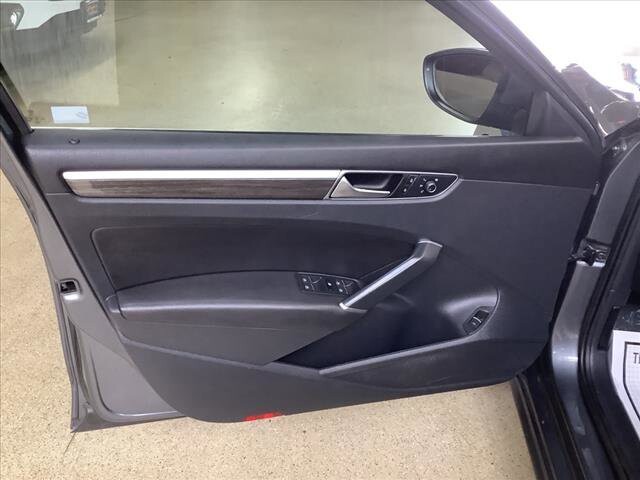 2016 Volkswagen Passat in Chicago, IL 60659 - 2329952 9