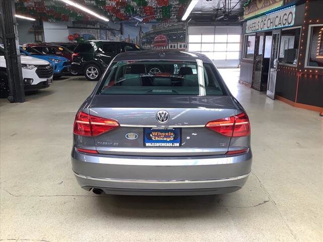 2016 Volkswagen Passat in Chicago, IL 60659 - 2329952 4