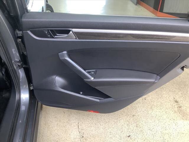 2016 Volkswagen Passat in Chicago, IL 60659 - 2329952 20