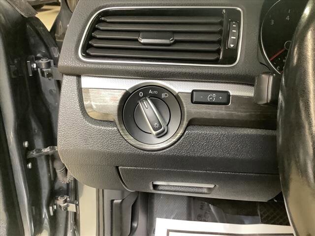 2016 Volkswagen Passat in Chicago, IL 60659 - 2329952 11