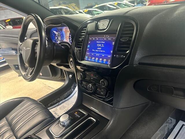 2015 Chrysler 300 in Chicago, IL 60659 - 2334669 20