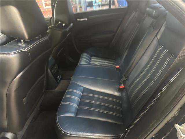 2015 Chrysler 300 in Chicago, IL 60659 - 2334669 23