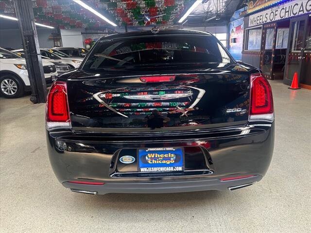 2015 Chrysler 300 in Chicago, IL 60659 - 2334669 7
