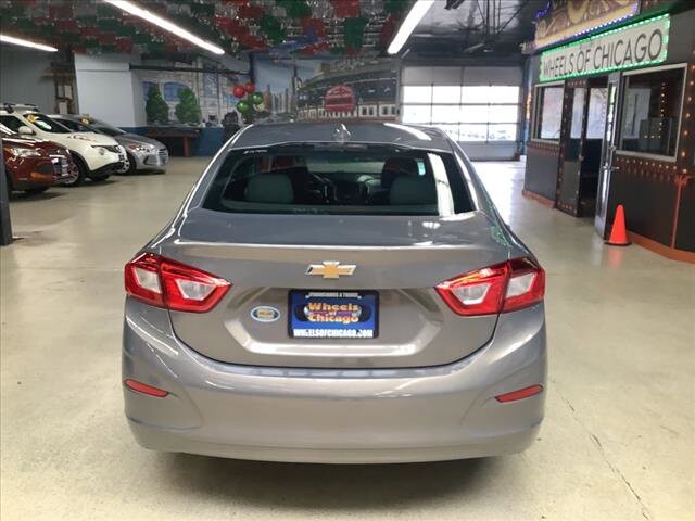 2018 Chevrolet Cruze in Chicago, IL 60659 - 2335919 4