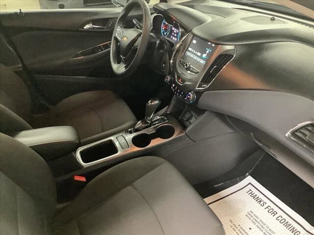 2018 Chevrolet Cruze in Chicago, IL 60659 - 2335919 22