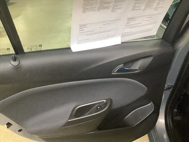 2018 Chevrolet Cruze in Chicago, IL 60659 - 2335919 16