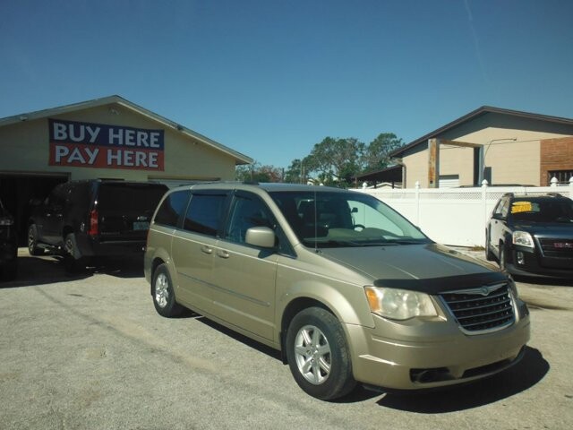 2009 Chrysler Town & Country in WEEKI WACHEE, FL 34614 - 2335951