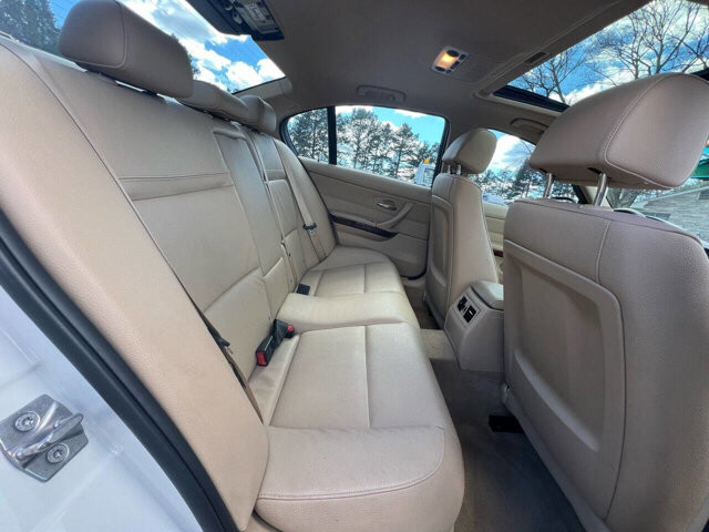 2010 BMW 328i xDrive in Hickory, NC 28602-5144 - 2341371 19