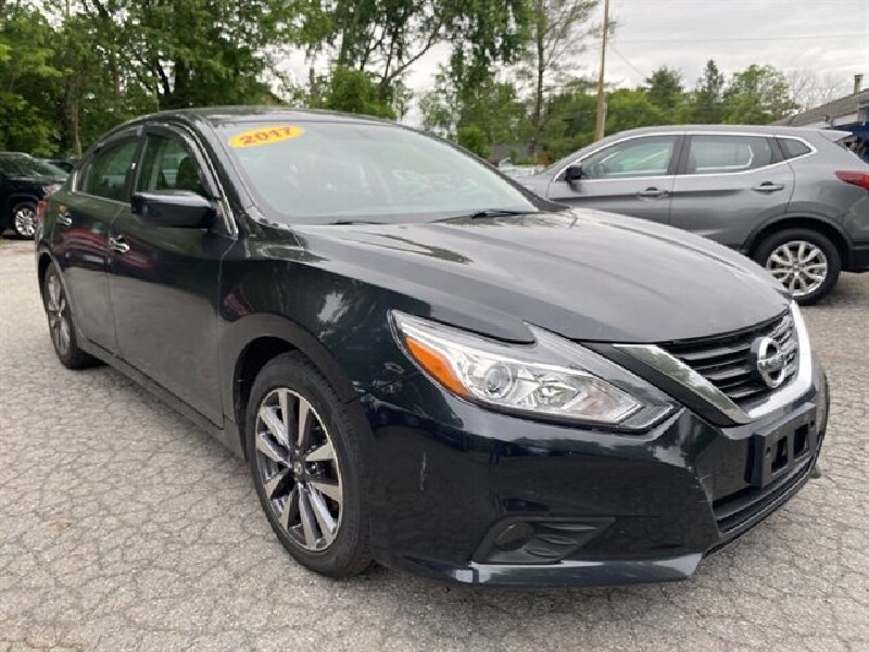 2017 Nissan Altima in Mechanicville, NY 12118 - 2341383