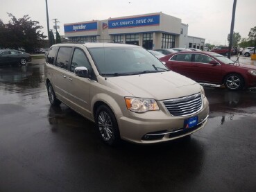 2014 Chrysler Town & Country in Waukesha, WI 53186