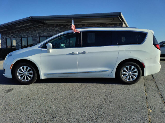 2018 Chrysler Pacifica in North Little Rock, AR 72117-1620 - 2363757 3