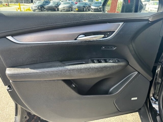 2018 Cadillac XT5 in Indianapolis, IN 46222-4002 - 2368290 11