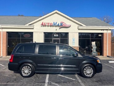 2016 Chrysler Town & Country in Henderson, NC 27536