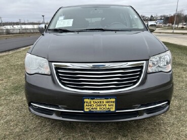 2016 Chrysler Town & Country in Waukesha, WI 53186