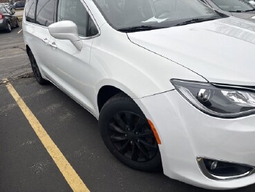 2017 Chrysler Pacifica in Milwaukee, WI 53221