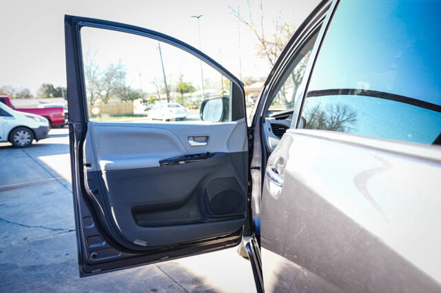 2015 Toyota Sienna in San Antonio, TX 78228 - 2426038 10