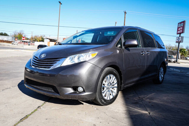 2015 Toyota Sienna in San Antonio, TX 78228 - 2426038 3