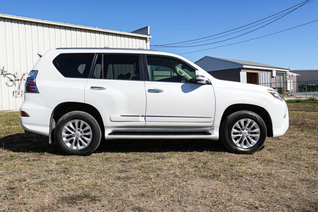 2015 Lexus GX 460 in San Antonio, TX 78228 - 2426059 7