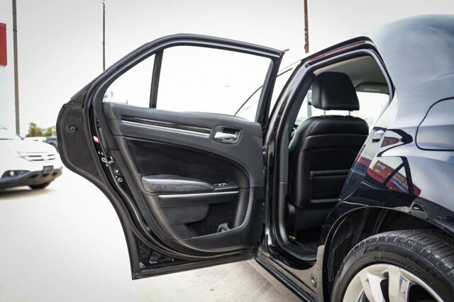 2018 Chrysler 300 in San Antonio, TX 78228 - 2426067 24