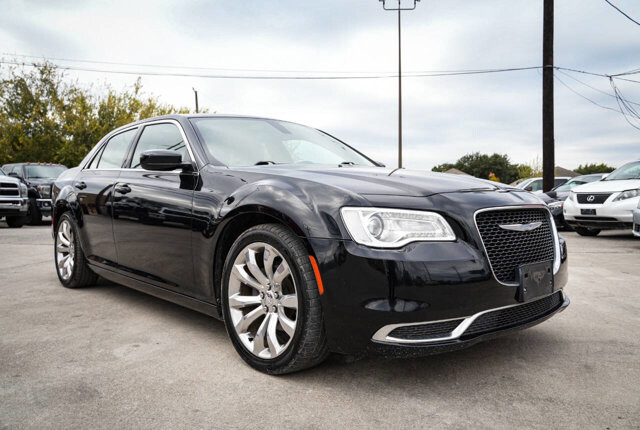 2018 Chrysler 300 in San Antonio, TX 78228 - 2426067 11