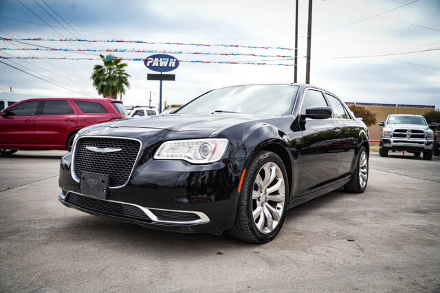 2018 Chrysler 300 in San Antonio, TX 78228 - 2426067 2