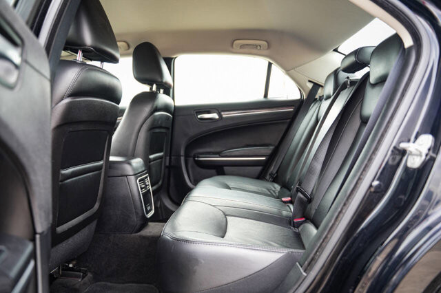 2018 Chrysler 300 in San Antonio, TX 78228 - 2426067 25