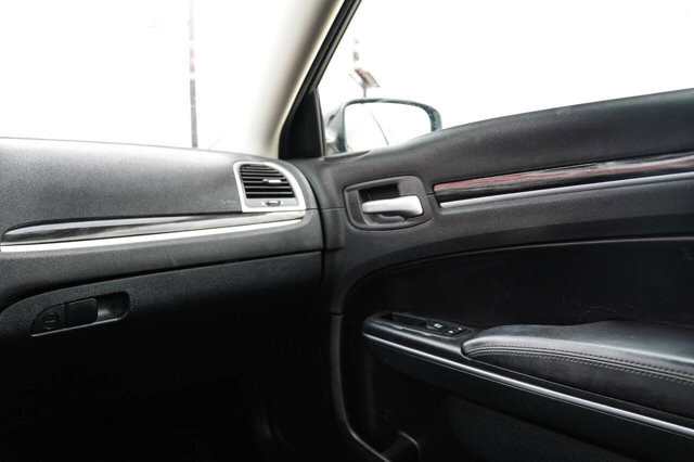 2018 Chrysler 300 in San Antonio, TX 78228 - 2426067 27