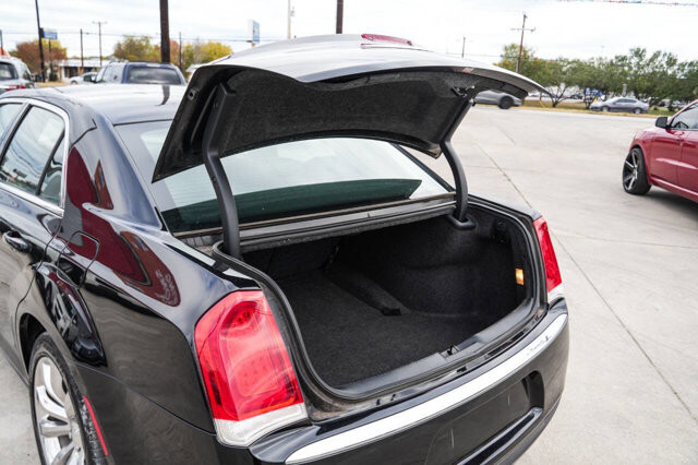 2018 Chrysler 300 in San Antonio, TX 78228 - 2426067 28