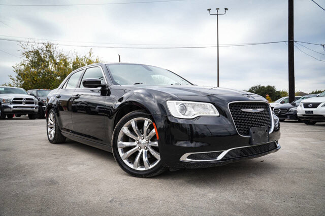 2018 Chrysler 300 in San Antonio, TX 78228 - 2426067