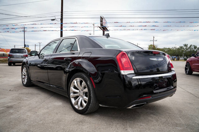 2018 Chrysler 300 in San Antonio, TX 78228 - 2426067 5