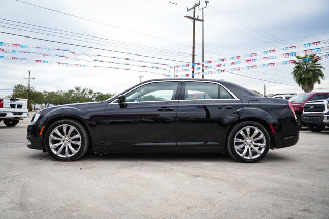 2018 Chrysler 300 in San Antonio, TX 78228 - 2426067 3