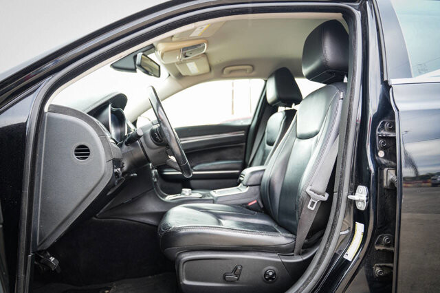 2018 Chrysler 300 in San Antonio, TX 78228 - 2426067 15