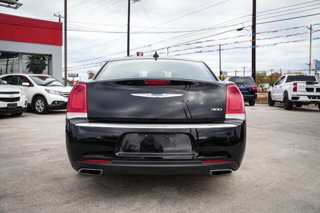 2018 Chrysler 300 in San Antonio, TX 78228 - 2426067 6