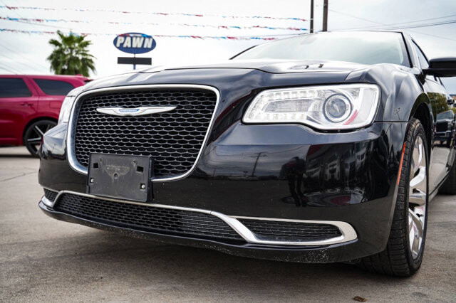 2018 Chrysler 300 in San Antonio, TX 78228 - 2426067 13