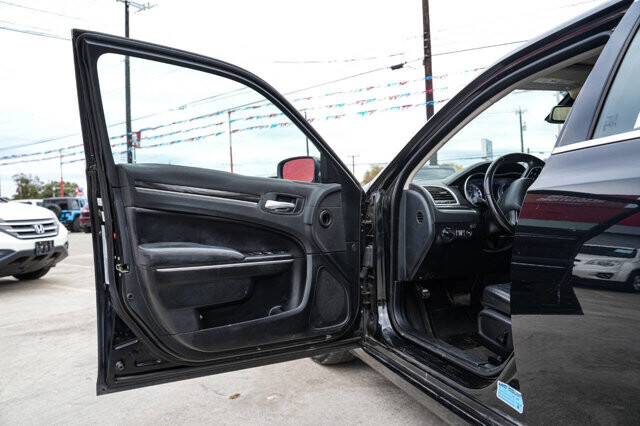 2018 Chrysler 300 in San Antonio, TX 78228 - 2426067 14