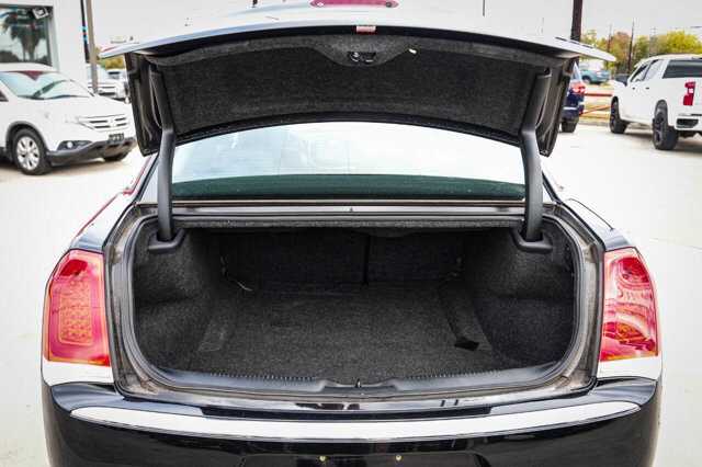 2018 Chrysler 300 in San Antonio, TX 78228 - 2426067 29