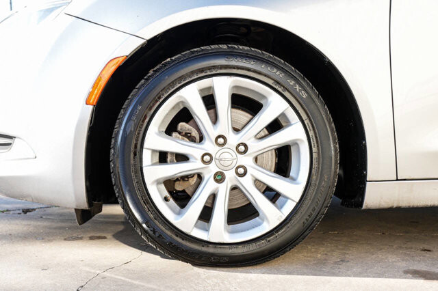 2015 Chrysler 200 in San Antonio, TX 78228 - 2426069 4