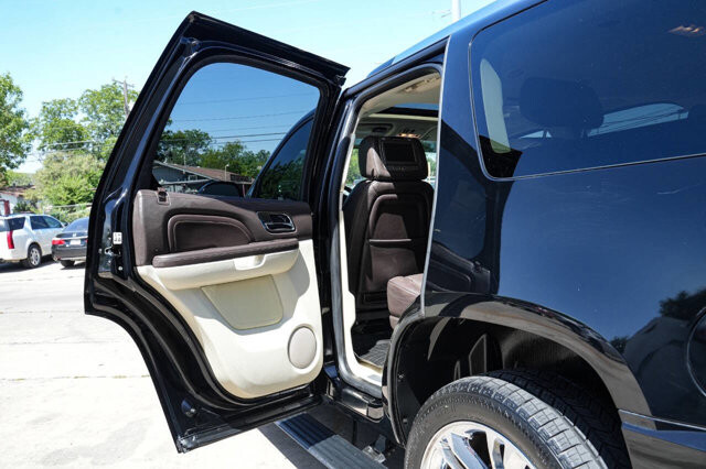 2010 Cadillac Escalade in San Antonio, TX 78228 - 2430083 23