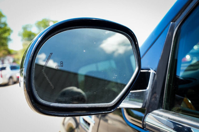 2010 Cadillac Escalade in San Antonio, TX 78228 - 2430083 27