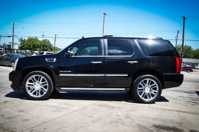 2010 Cadillac Escalade in San Antonio, TX 78228 - 2430083 4