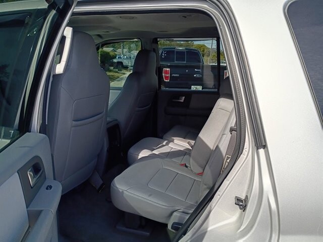 2004 Ford Expedition in Hudson, FL 34669 - 2430093 10