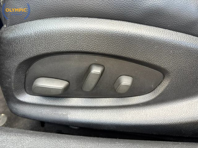 2017 Chevrolet Malibu in Decatur, GA 30032 - 2434328 29