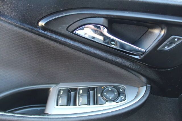 2017 Chevrolet Malibu in Decatur, GA 30032 - 2434328 62