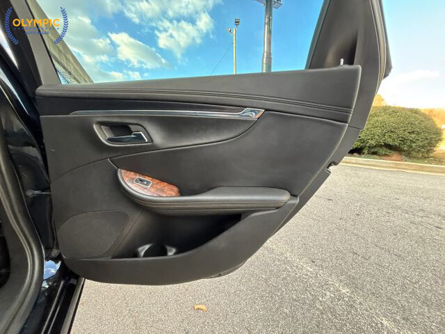 2017 Chevrolet Malibu in Decatur, GA 30032 - 2434328 39