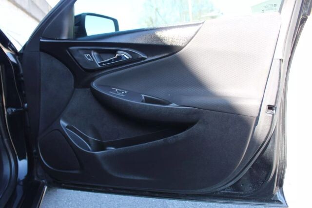 2017 Chevrolet Malibu in Decatur, GA 30032 - 2434328 71