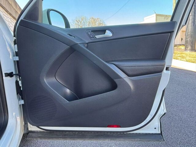 2016 Volkswagen Tiguan in Decatur, GA 30032 - 2443483 86