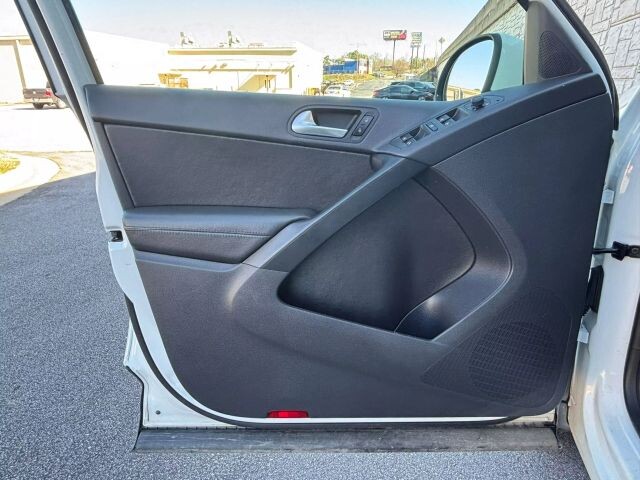 2016 Volkswagen Tiguan in Decatur, GA 30032 - 2443483 85