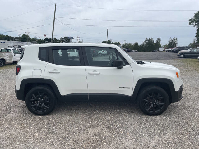 2016 Jeep Renegade in Hickory, NC 28602-5144 - 2468919 4